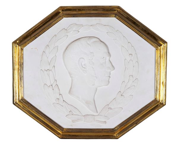 Large octagonal plaster plaque, in the center "Profile of a Risorgimento character with a laurel wreath"