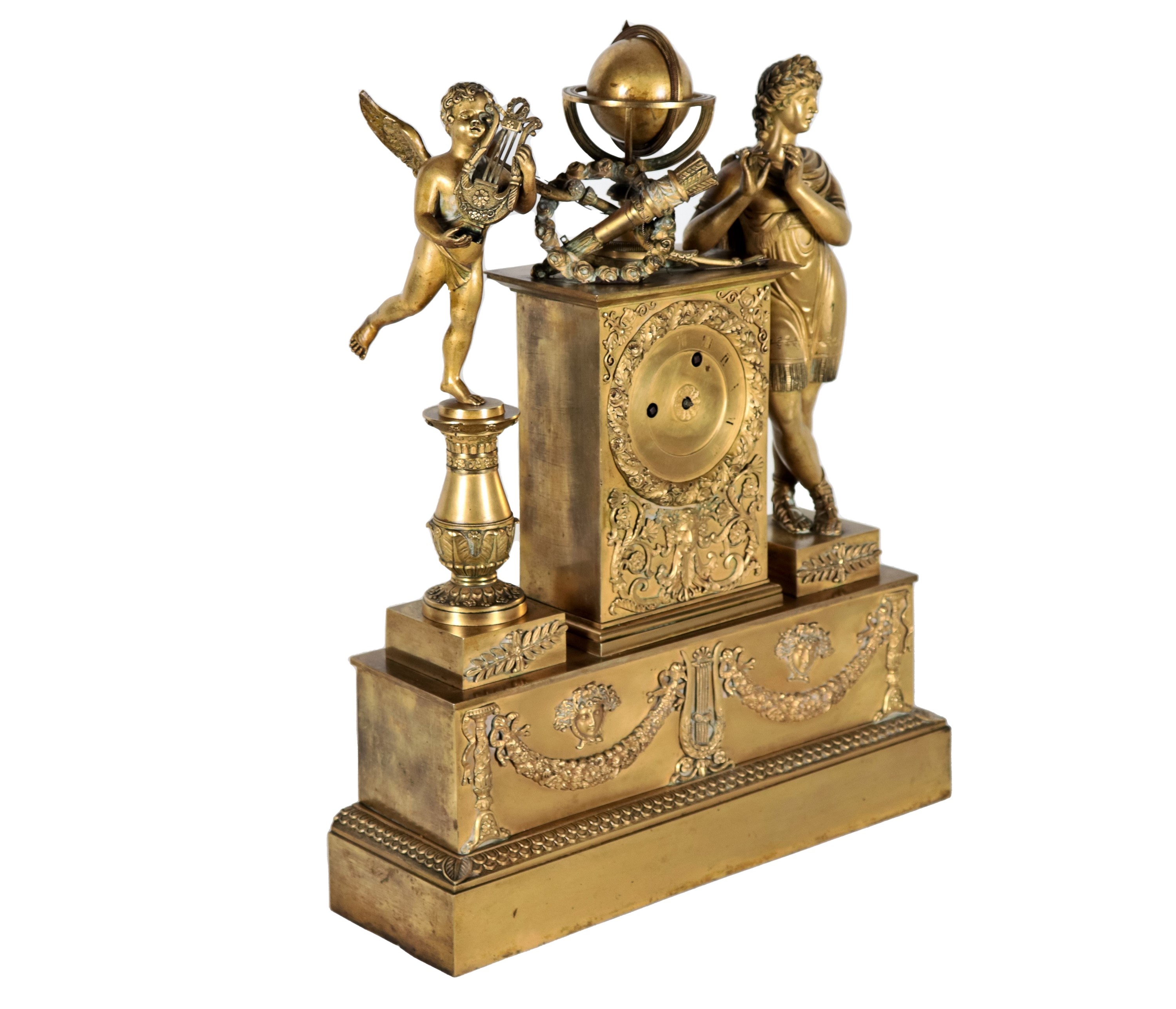 Pendola da tavolo francese Epoca Impero in bronzo dorato, sbalzato e cesellato a motivi di ghirla...