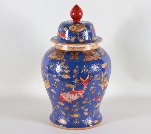 Chinese potiche in blue porcelain, entirely multicolored and decorated with fish