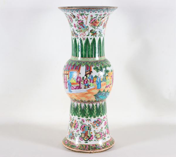 Ancient Chinese trumpet vase in Canton porcelain, entirely decorated with polychrome enamels in relief with motifs of scenes of oriental life