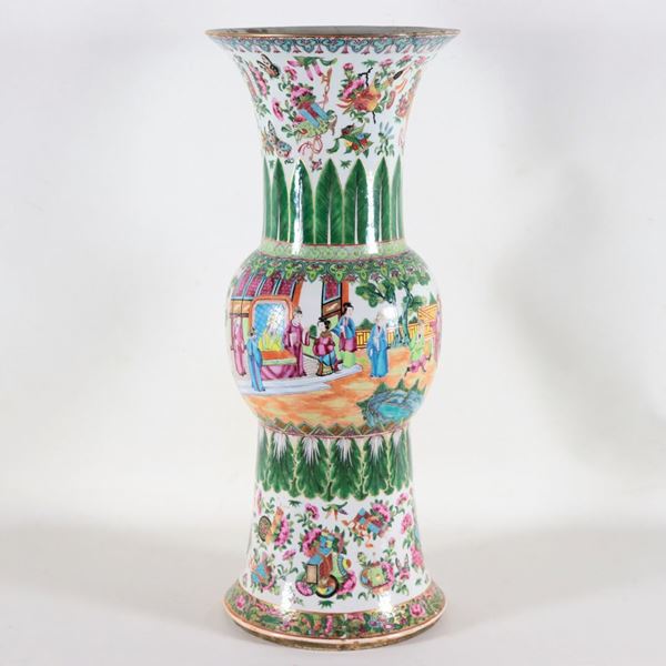 Antico vaso cinese a tromba in porcellana Canton, interamente decorato con smalti policromi a rilievo a motivi di scene di vita orientale