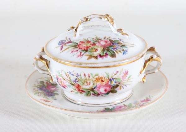 Antica piccola zuppiera con sottopiatto in porcellana bianca, con decorazioni variopinte a mazzetti di fiori, pomo e manici a forma di rami dorati