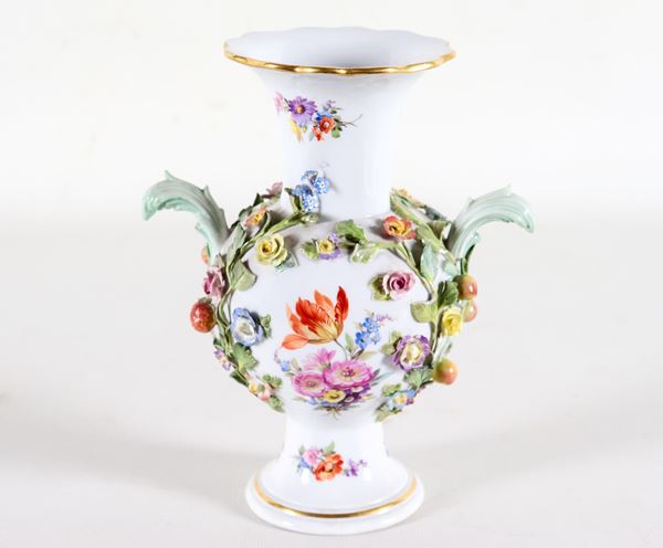 Antico vasetto in porcellana Meissen, a forma di anfora con manici, interamente decorato a mazzetti di fiori con rose a rilievo