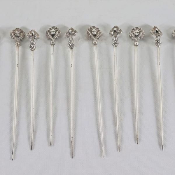 Lot of twelve South American skewers in embossed and chiseled silver-plated metal, four with slightly different handles in the embossing
