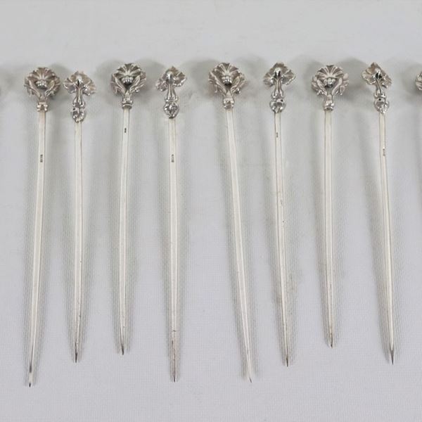 Lot of twelve South American skewers in embossed and chiseled silver-plated metal, four with slightly different handles in the embossing