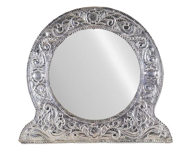 Large round South American table mirror in silver metal, embossed and chiseled with floral scrolls and leaves