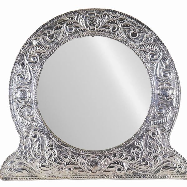 Large round South American table mirror in silver metal, embossed and chiseled with floral scrolls and leaves
