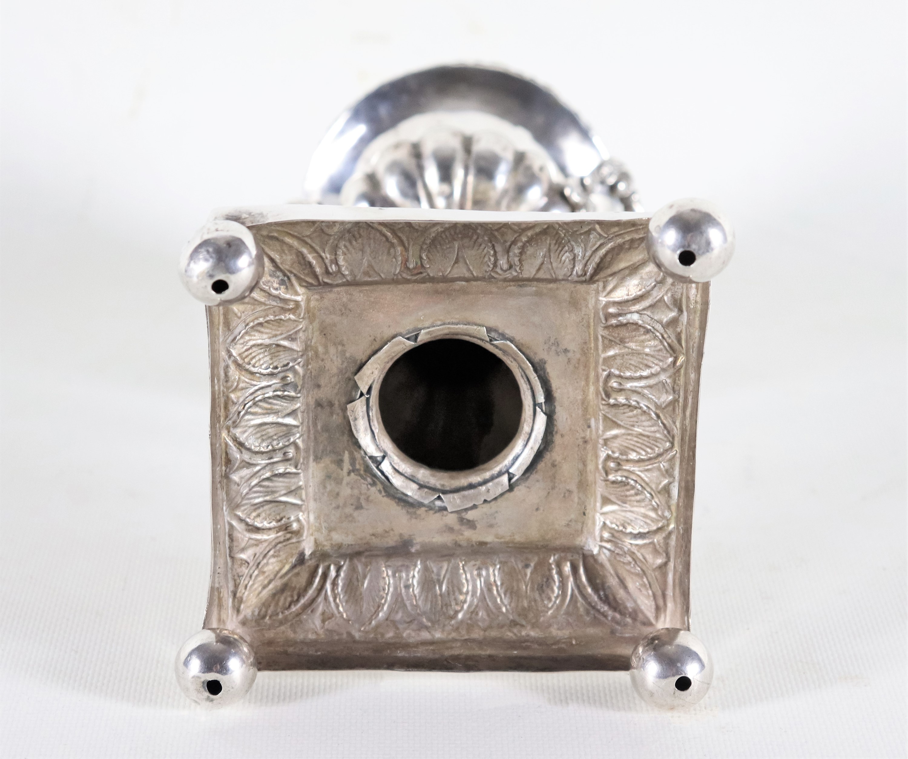 Antica anfora orientale in argento cesellato e sbalzato, sorretta da quattro piedini a sfera, gr....