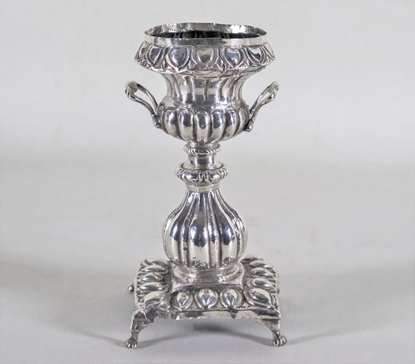 Antica piccola anfora orientale in argento cesellato e sbalzato, sorretta da quattro piedini leonini, gr. 270
