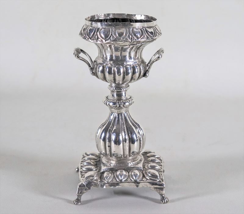 Antica piccola anfora orientale in argento cesellato e sbalzato, sorretta da quattro piedini leon...