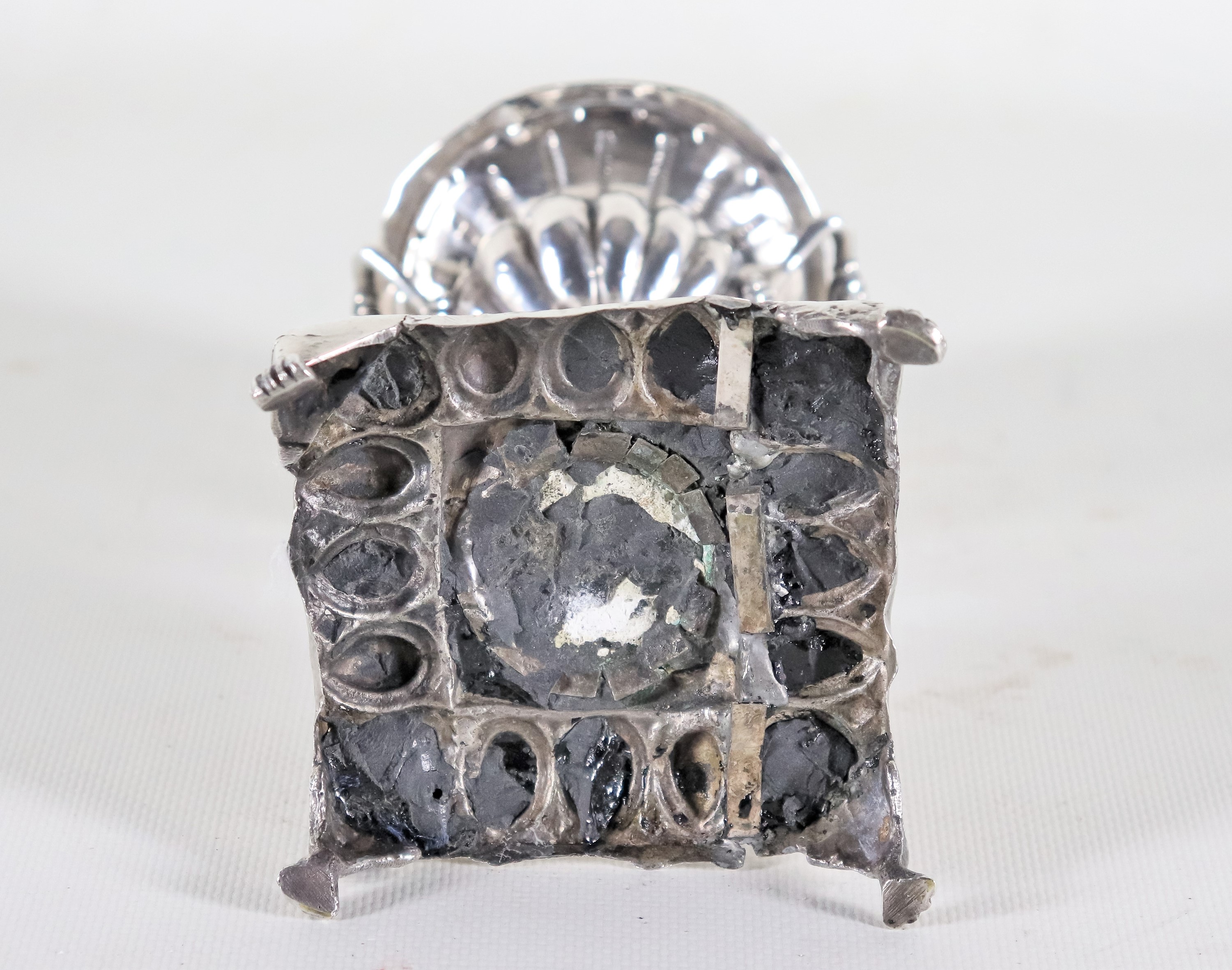 Antica piccola anfora orientale in argento cesellato e sbalzato, sorretta da quattro piedini leon...