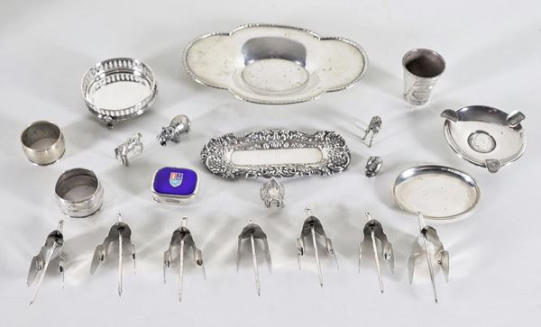Lot in chiseled and embossed silver, gr. 490