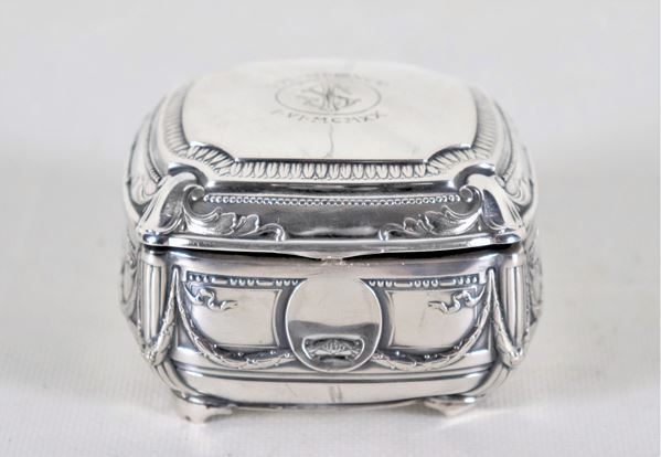 Square box in silver, chiseled and embossed with Louis XVI motifs, engraved monogram on the lid, gr. 110