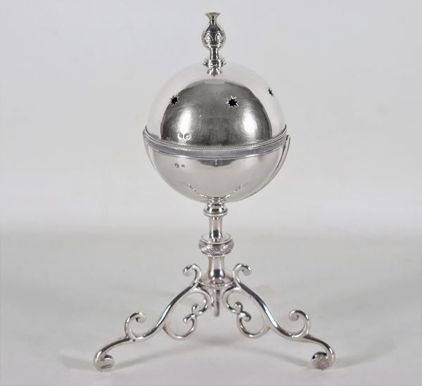 Bruciaincenso orientale in argento, a forma di globo sorretto da tre gambe ricurve cesellate e sbalzate, gr. 960