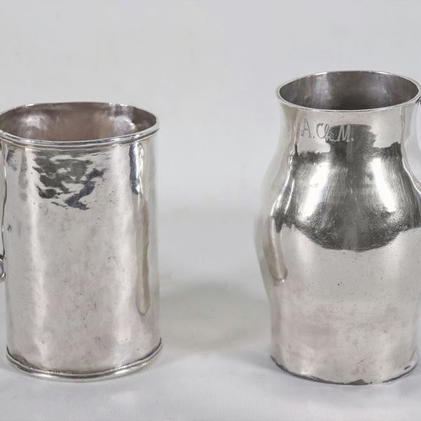 Lotto di due antichi boccali sudamericani in argento martellato, gr. 800