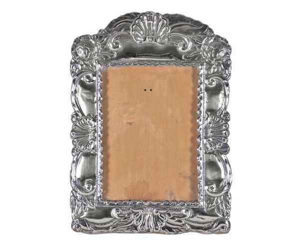 Table picture frame in 925 South American silver, embossed and chiselled with scrolls and shells
