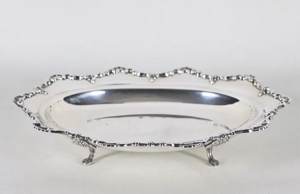 Small oval centerpiece in silver with arched, chiseled and embossed edge, supported by four curved feet, gr. 270