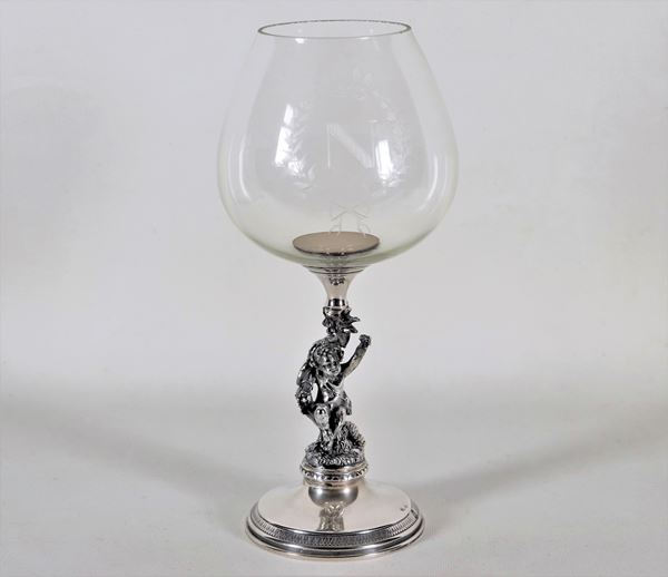 Grande bicchiere da cognac in cristallo, sorretto da scultura in argento di "Putto con grappoli d'uva", gr. 500