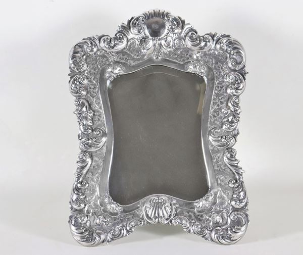 Dressing mirror in silver, chiselled and embossed with Louis XV motifs of acanthus scrolls and shells, gr. 800