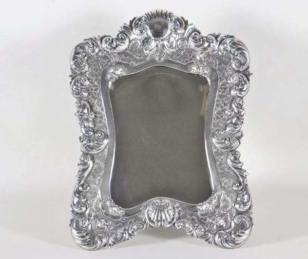 Specchiera da toletta in argento, cesellato e sbalzato a motivi Luigi XV di volute d'acanto e conchiglie, gr. 800