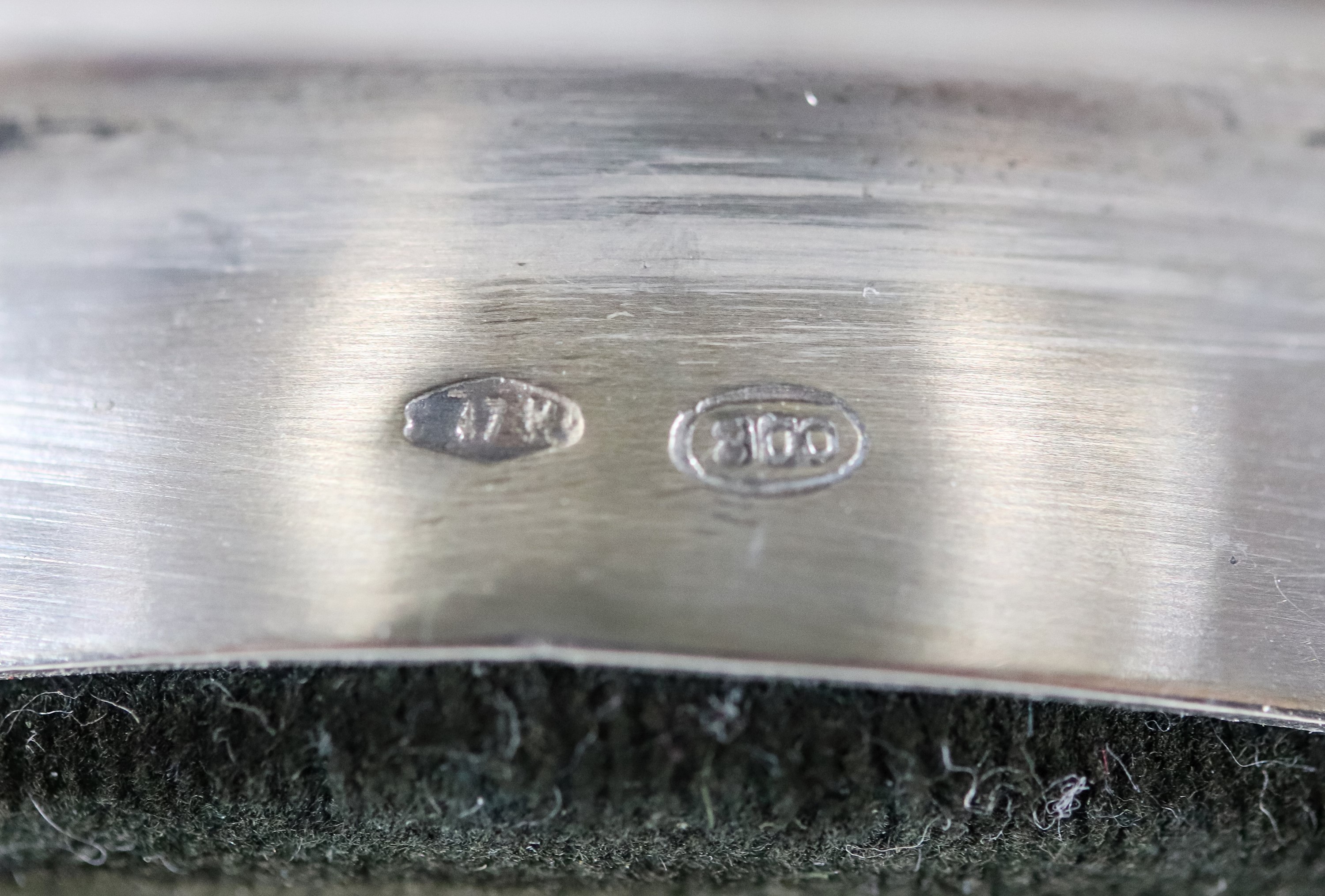 Specchiera da toletta in argento, cesellato e sbalzato a motivi Luigi XV di volute d'acanto e con...