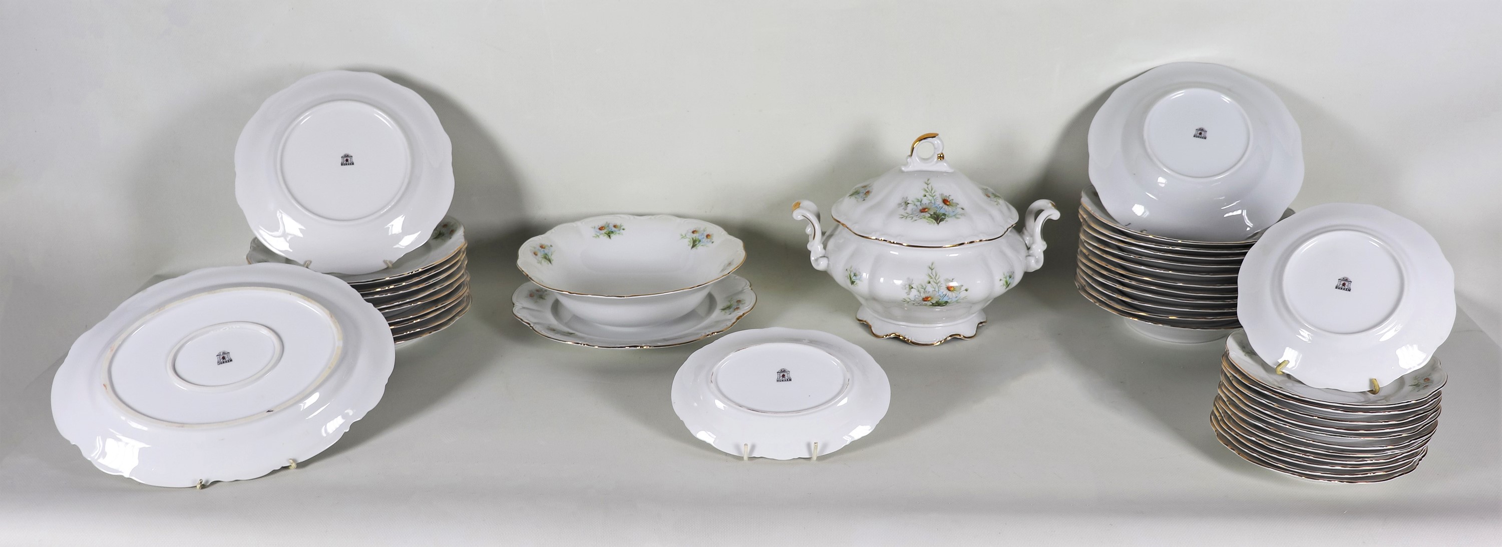 Servizio di piatti in porcellana bianca con decorazioni a motivi di fiori (39 pz)
