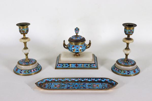 Servizio da scrittoio russo in smalto cloisonné celeste, con decorazioni a motivi floreali (4 pz)