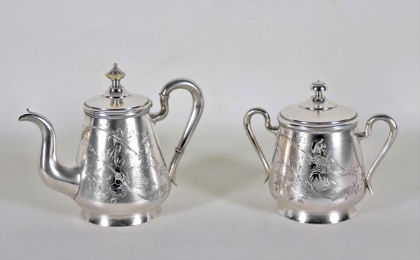 Zuccheriera e caffettiera in argento Epoca Liberty, cesellate a motivi floreali con interni in vermeil, gr. 660