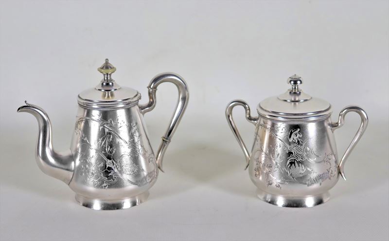 Zuccheriera e caffettiera in argento Epoca Liberty, cesellate a motivi floreali con interni in ve...