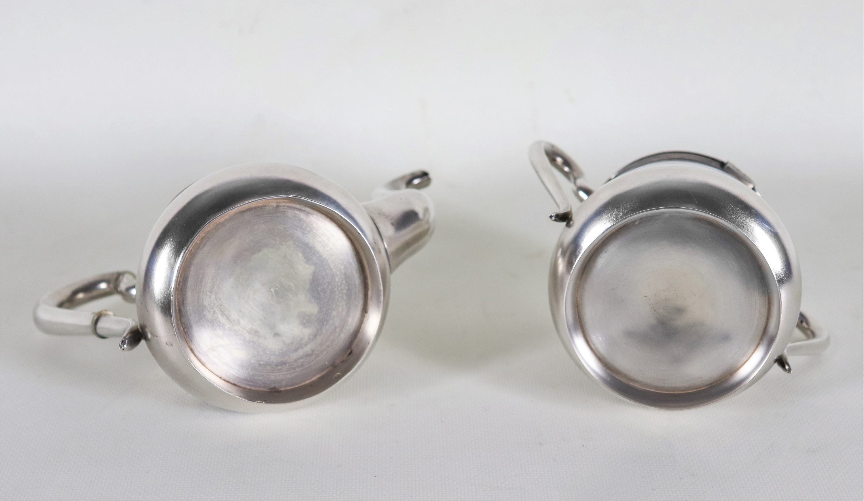 Zuccheriera e caffettiera in argento Epoca Liberty, cesellate a motivi floreali con interni in ve...