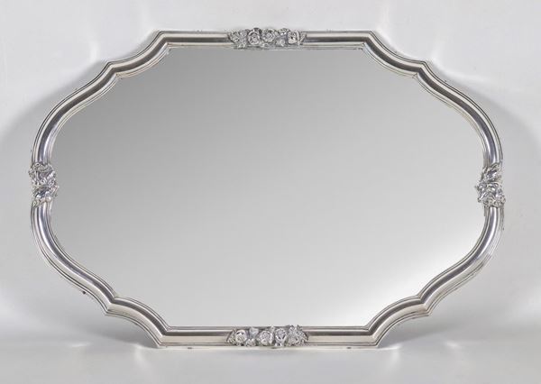 Antico centrotavola in argento a forma ovale centinata, cesellato e sbalzato sul bordo a motivi di allegorie di frutta, fondo a specchio