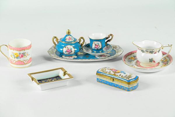 Lot in polychrome porcelain