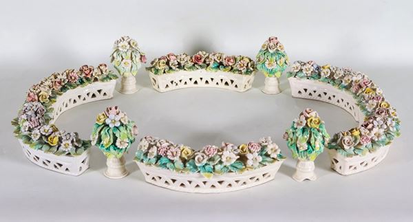 Centrotavola in porcellana policroma Capodimonte, con sei cesti con mazzetti di fiori a rilievo e quattro vasetti floreali (10 pz)