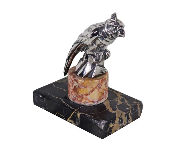  "Pappagallo", piccola scultura in metallo argentato e sbalzato, basetta in marmo