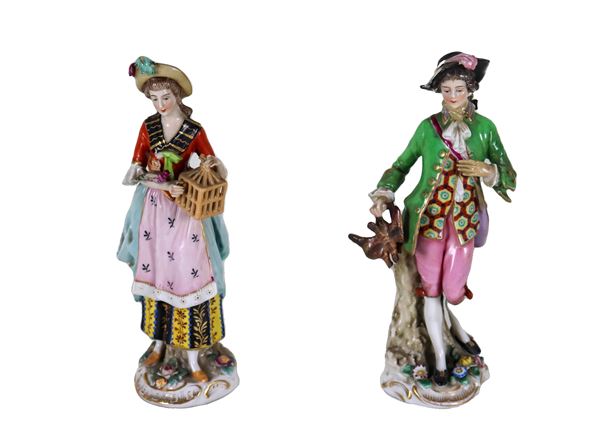 Coppia di statuine in porcellana policroma di Sassonia "Cacciatore e contadinella"