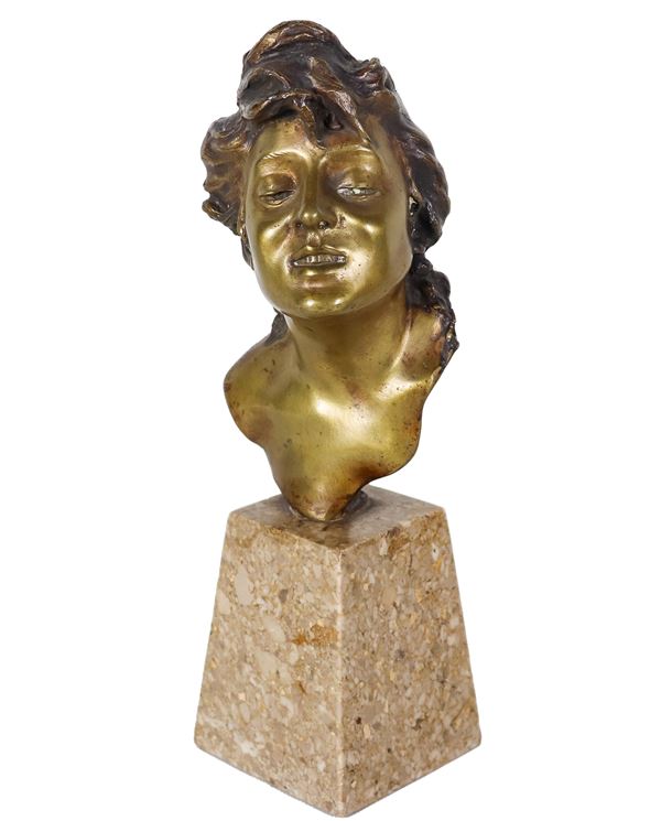 Giovanni De Martino - Signed. "Girl's face", bronze bust supported by a quadrangular marble base