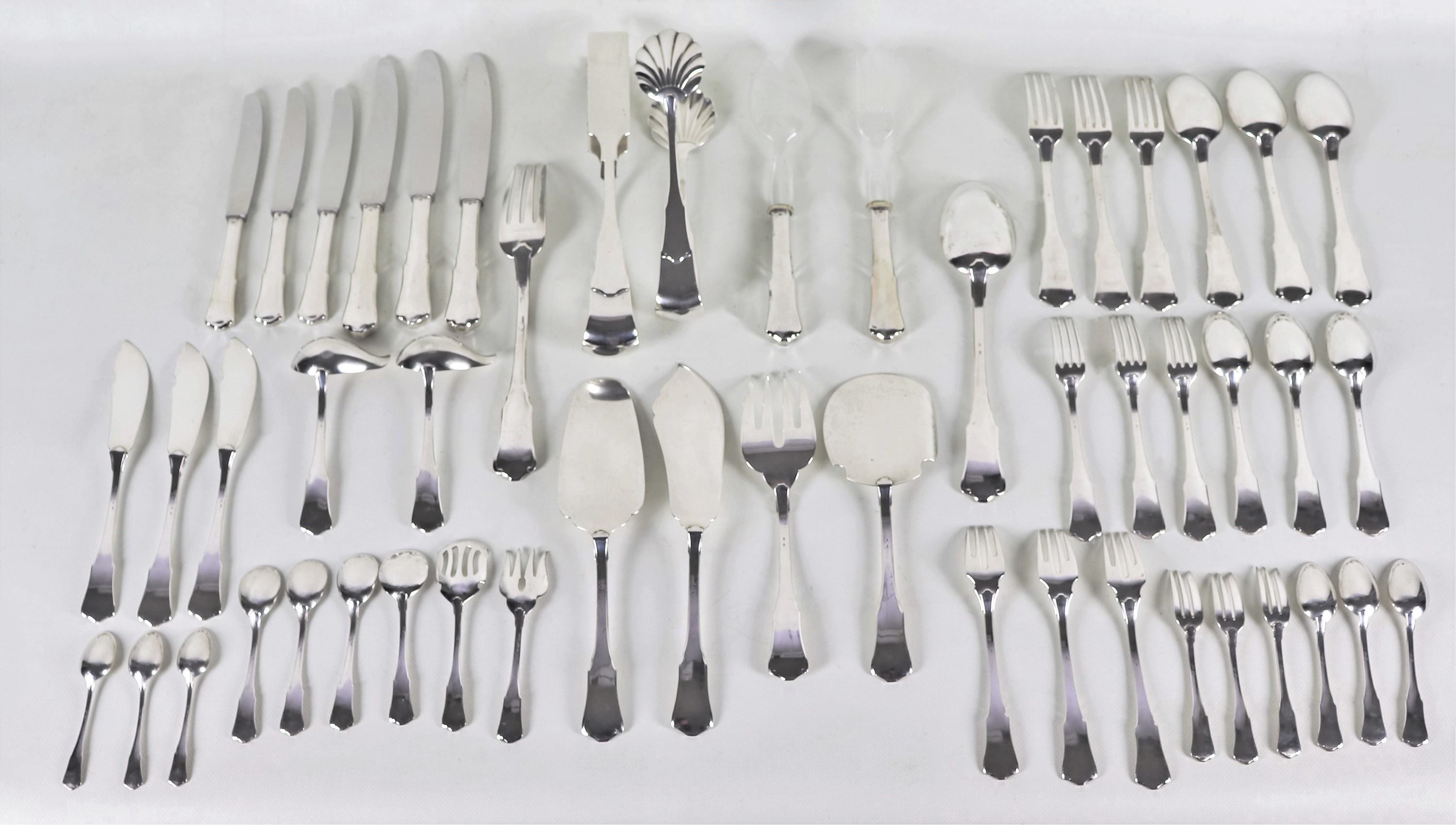 Servizio di posate in argento cesellato (194 pz), gr. 8910