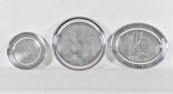 Lotto di tre vassoi da portata in metallo argentato, due tondi e uno ovale