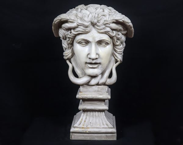 "Medusa", scultura in marmo con base quadrangolare