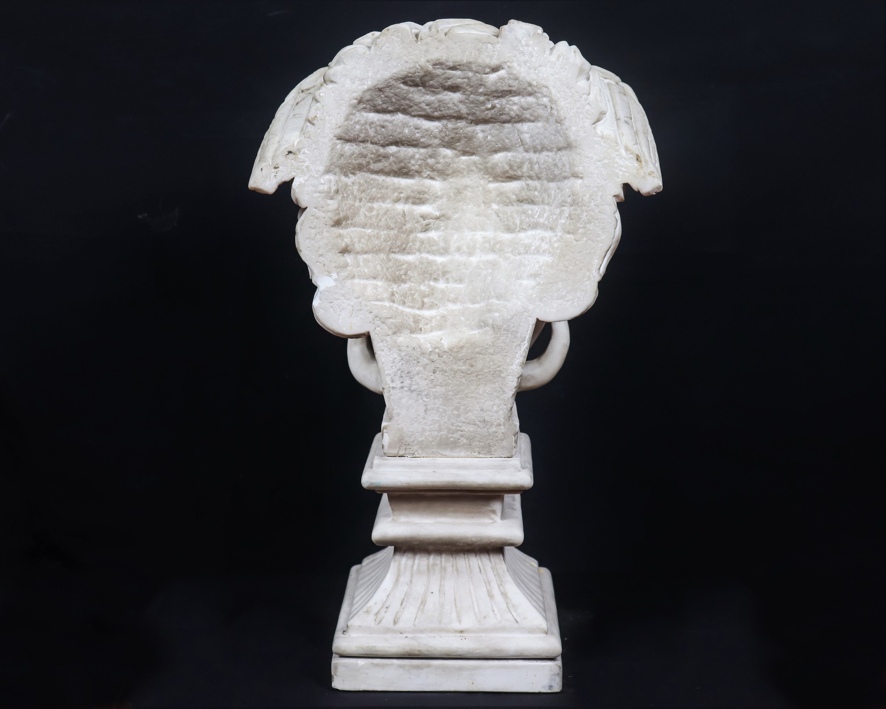 "Medusa", scultura in marmo con base quadrangolare