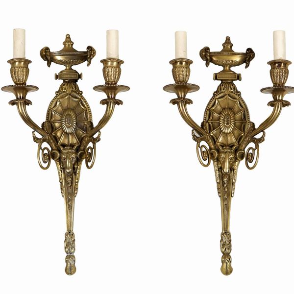 Coppia di appliques francesi in bronzo dorato, sbalzato e cesellato a motivi Luigi XVI, 2 luci ciascuna