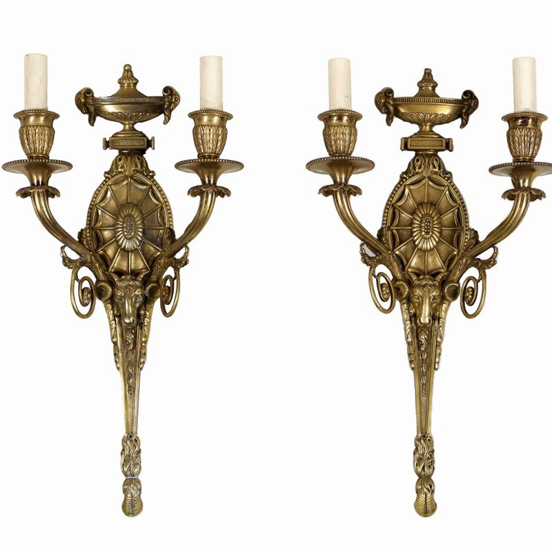 Coppia di appliques francesi in bronzo dorato, sbalzato e cesellato a motivi Luigi XVI, 2 luci ci...