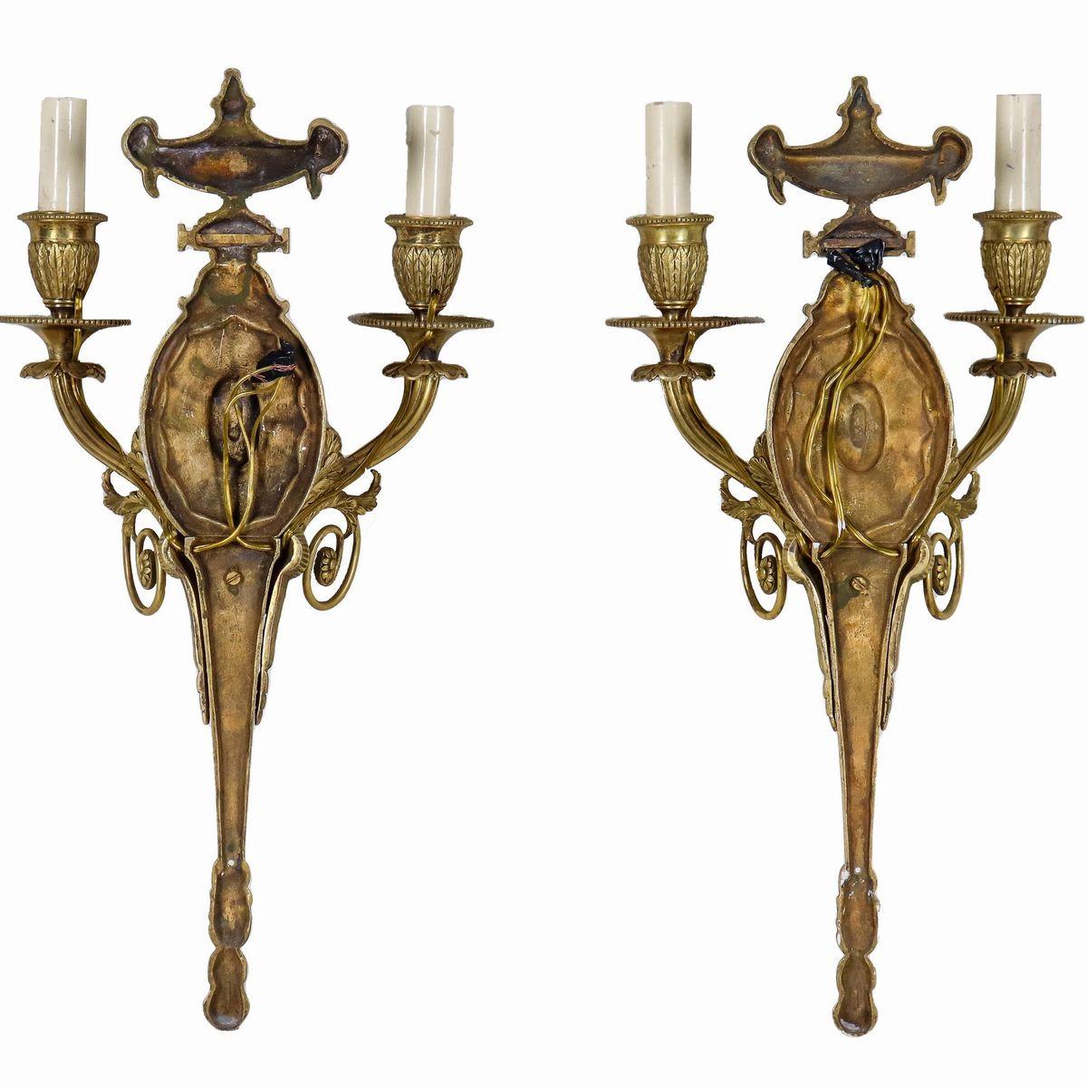 Coppia di appliques francesi in bronzo dorato, sbalzato e cesellato a motivi Luigi XVI, 2 luci ci...