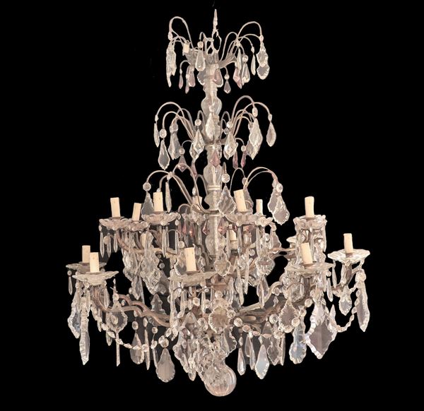 Grande lampadario francese a cesto in bronzo, con prismi e calatine in cristallo, 16 luci