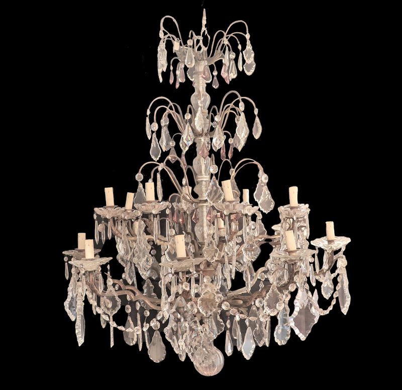 Grande lampadario francese a cesto in bronzo, con prismi e calatine in cristallo, 16 luci