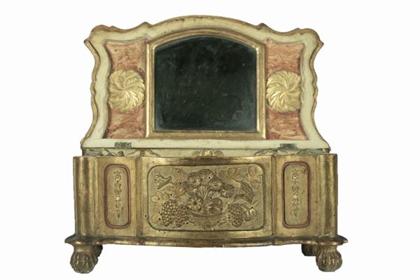 Travel chest in lacquered and gilded wood