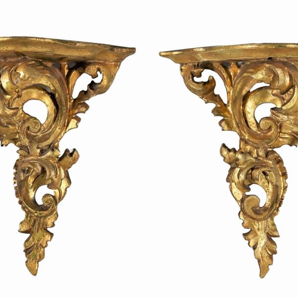 Pair of small wall shelves in gilded wood carved with acanthus leaf motifs, shaped shelves