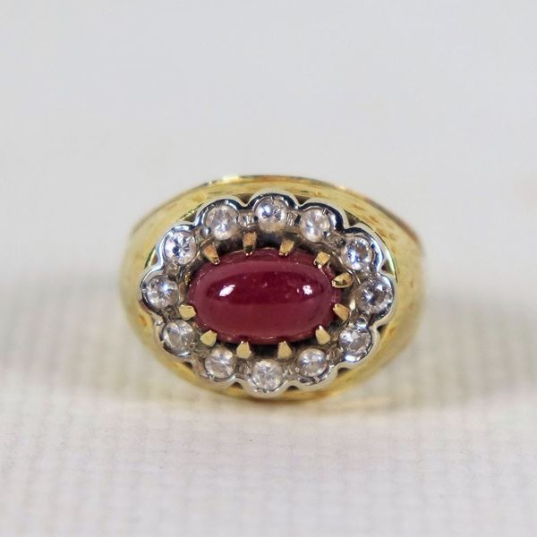 Anello in oro giallo 18kt con pietra rossa contornata da piccoli diamantini,  gr. 6 circa, misura 5