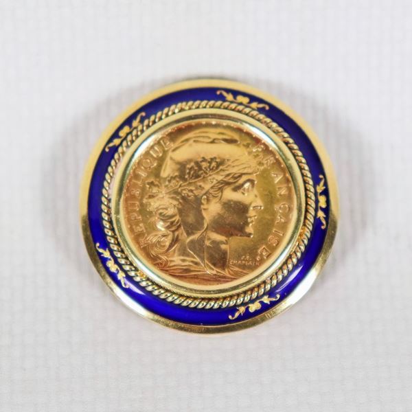 Pendente a spilla con moneta da 20 Franchi montata in oro giallo 18kt e smalto blu, gr. 13 circa