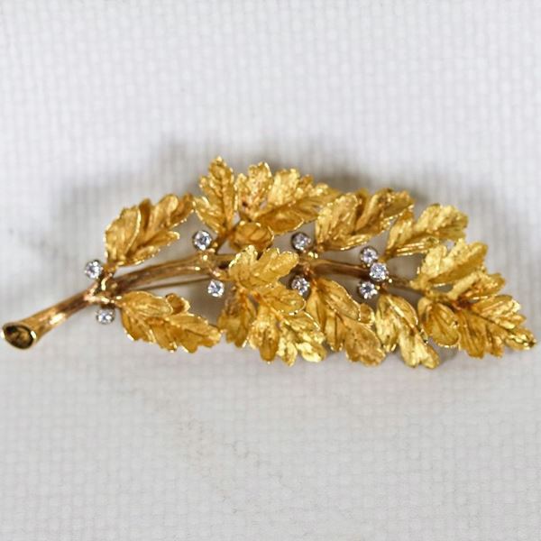 Spilla a foglia in oro giallo 18kt con nove piccoli diamanti, gr. 8 circa, cm 6 x 2